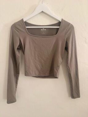 Hollister Scoop Neck Long Sleeve Crop Top in Taupe Gray
